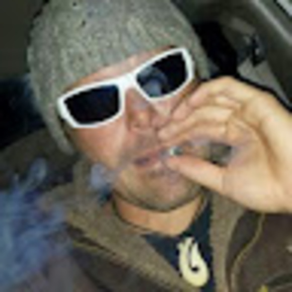 Meet your Posher, Nik - Picture 2 of 2